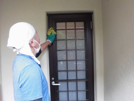 勝手口ドア　クリーニング